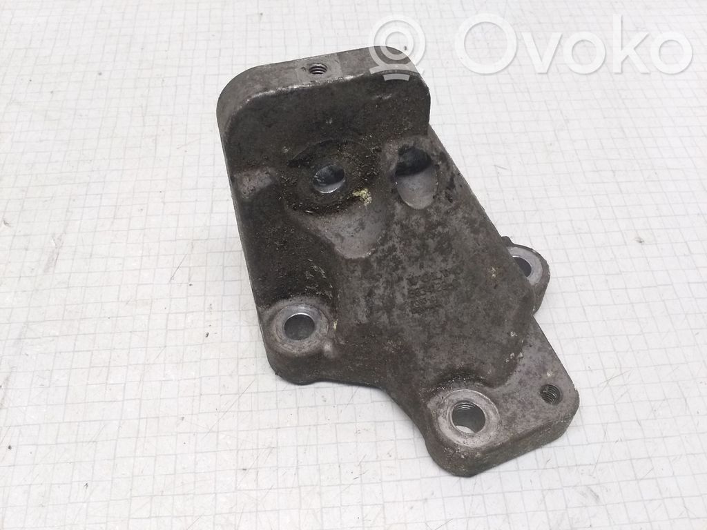 Volvo V70 Engine mounting bracket 