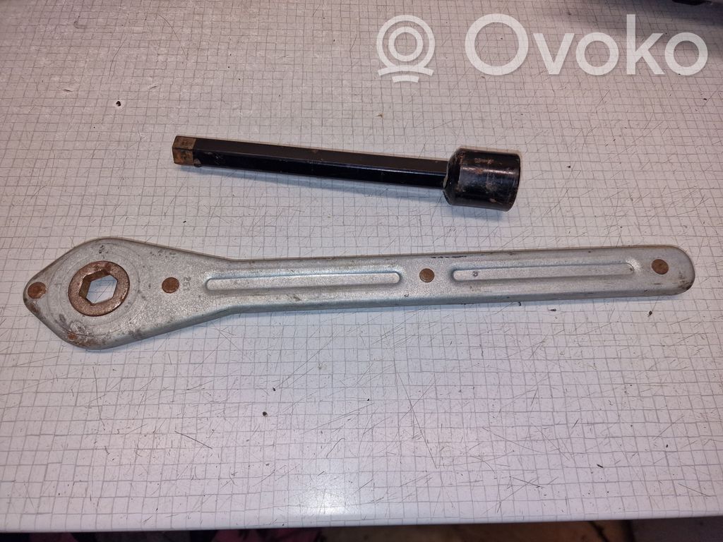 Llave de tuercas de rueda   129,261