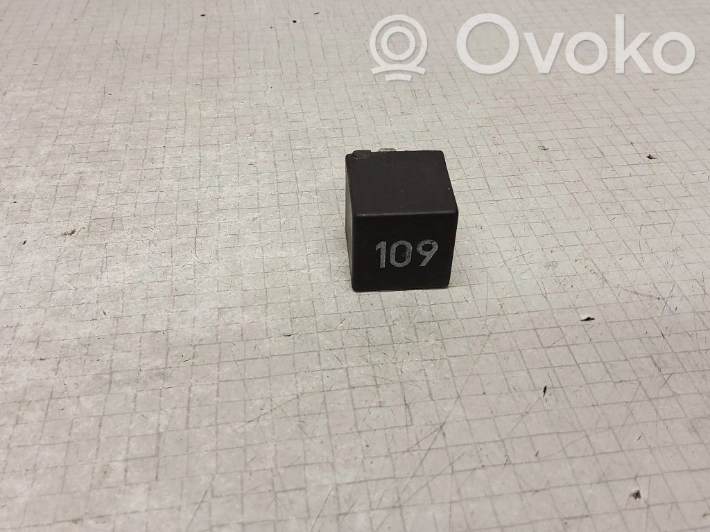 Volkswagen PASSAT B4 Other relay 