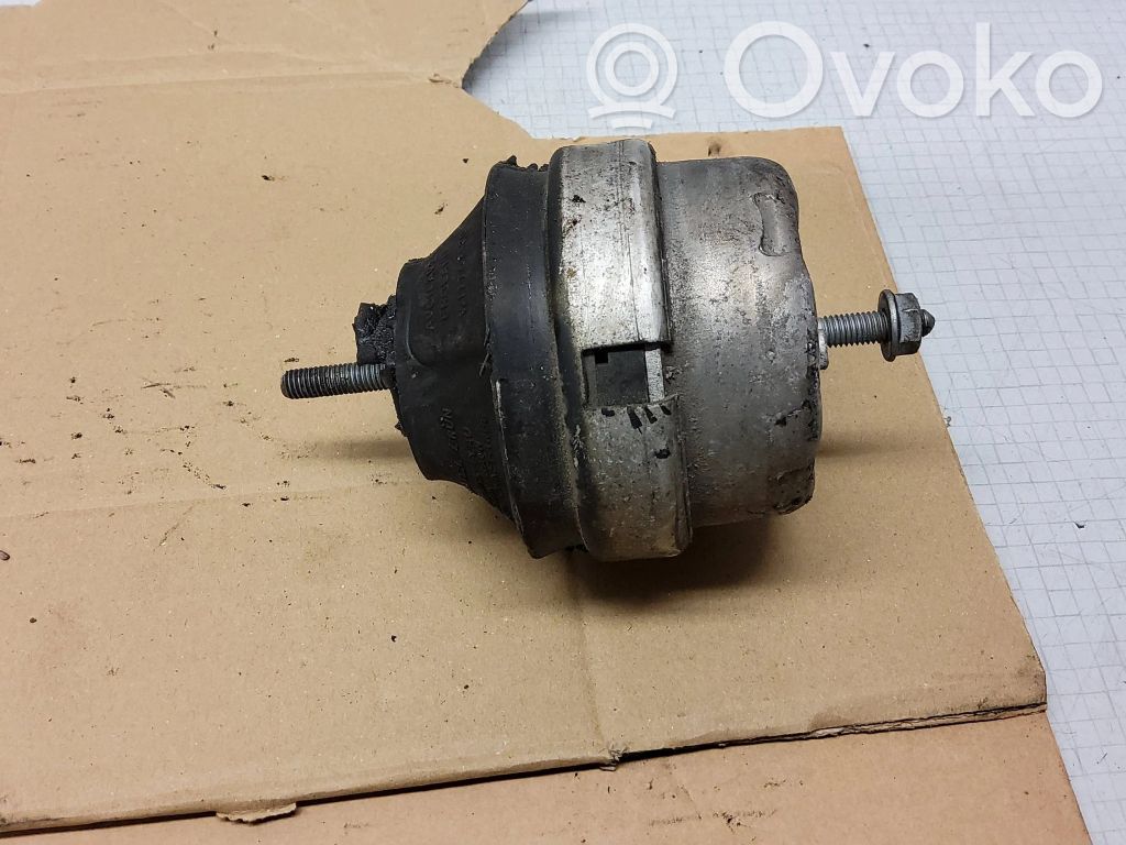 Audi A4 S4 B5 8D Engine mount bracket 