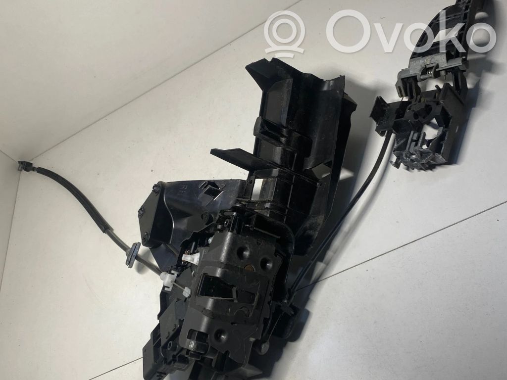 Ford Focus Priekšpusē slēdzene 