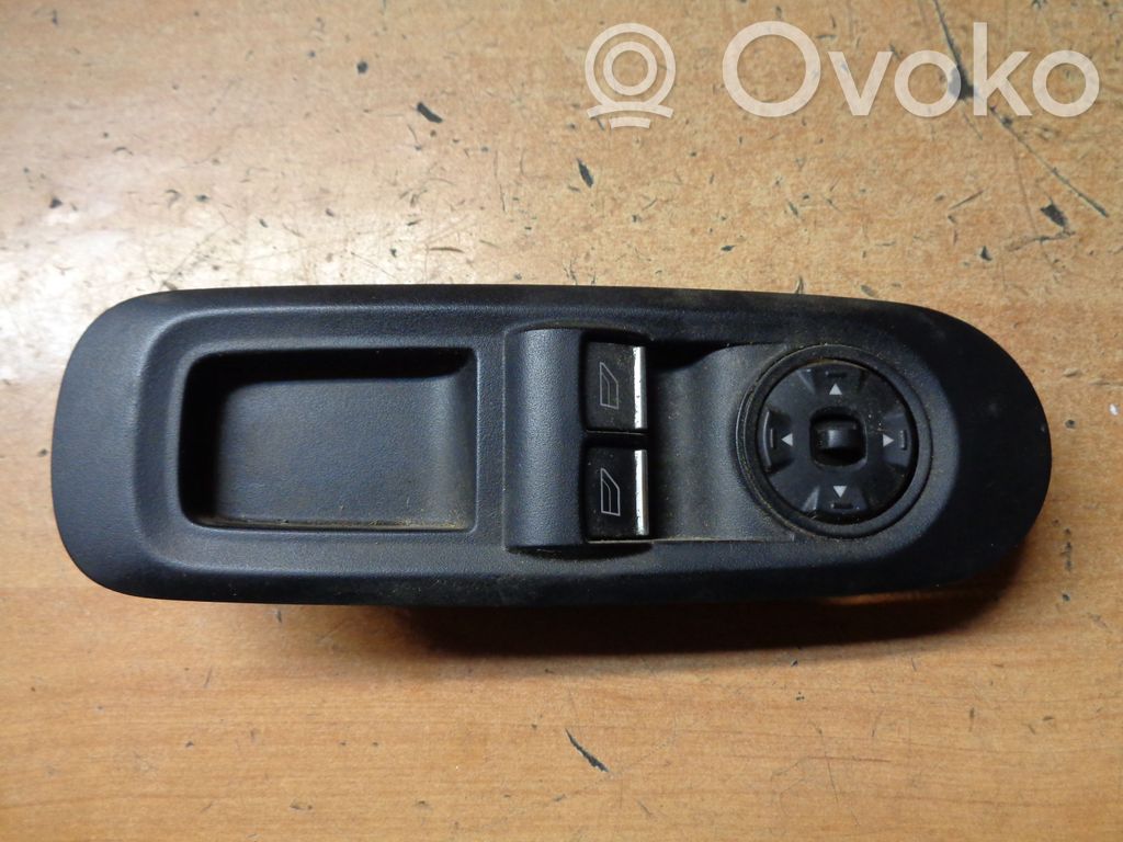 Electric window control switch   7S7T14A132CB