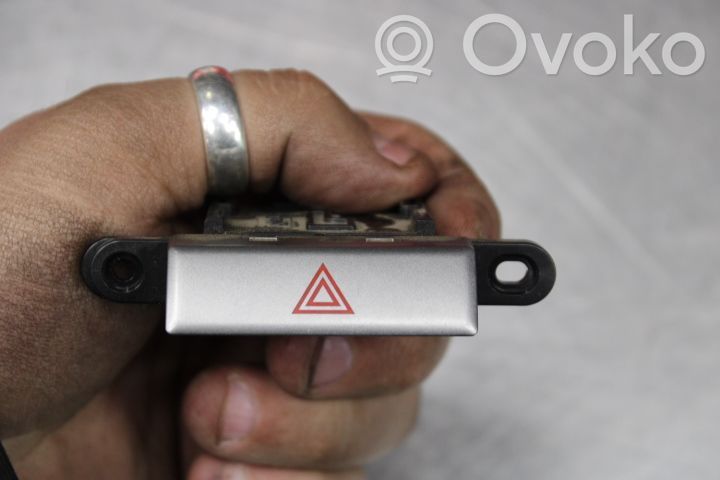 Botón interruptor de luz de peligro