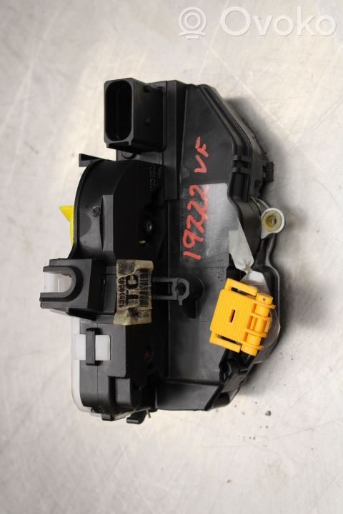Opel Insignia A Front door lock 