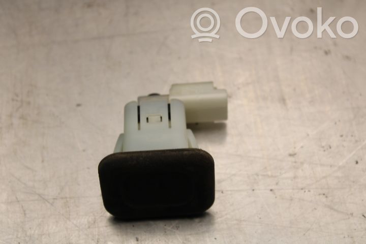 Tailgate/boot open switch button