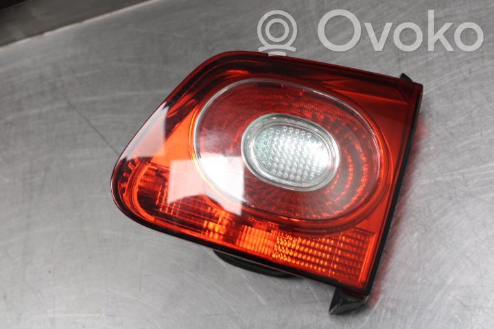 Volkswagen Tiguan Lampă spate în capacul portbagajului 