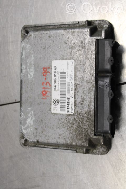 Unidad de control/módulo de la inyección   06A906019AK