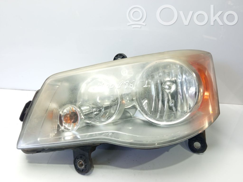Chrysler Grand Voyager V Lampa przednia 