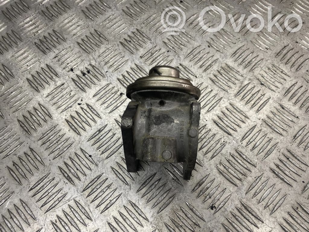 Volkswagen Touran I EGR valve 
