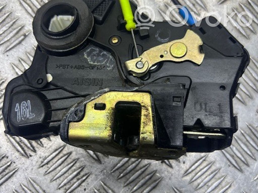 Toyota Avensis T250 Front door lock 