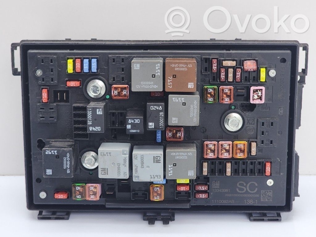 Opel Astra J Fuse module 