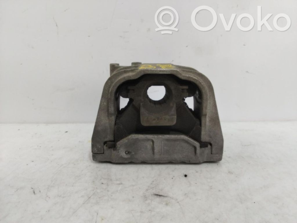 Engine mounting bracket   HM3060M02