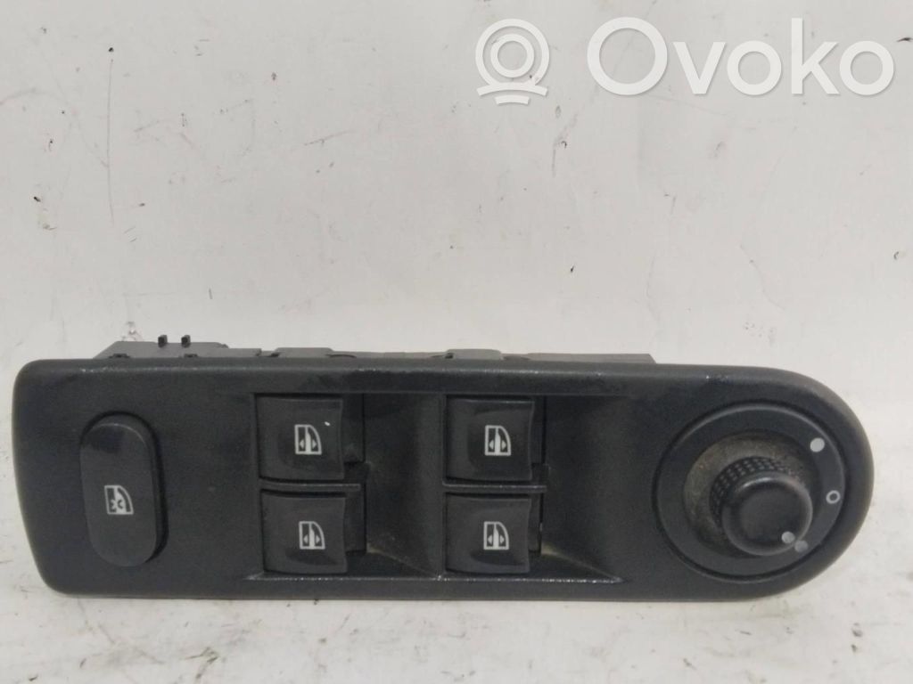 Interruptor del elevalunas eléctrico   254113300R