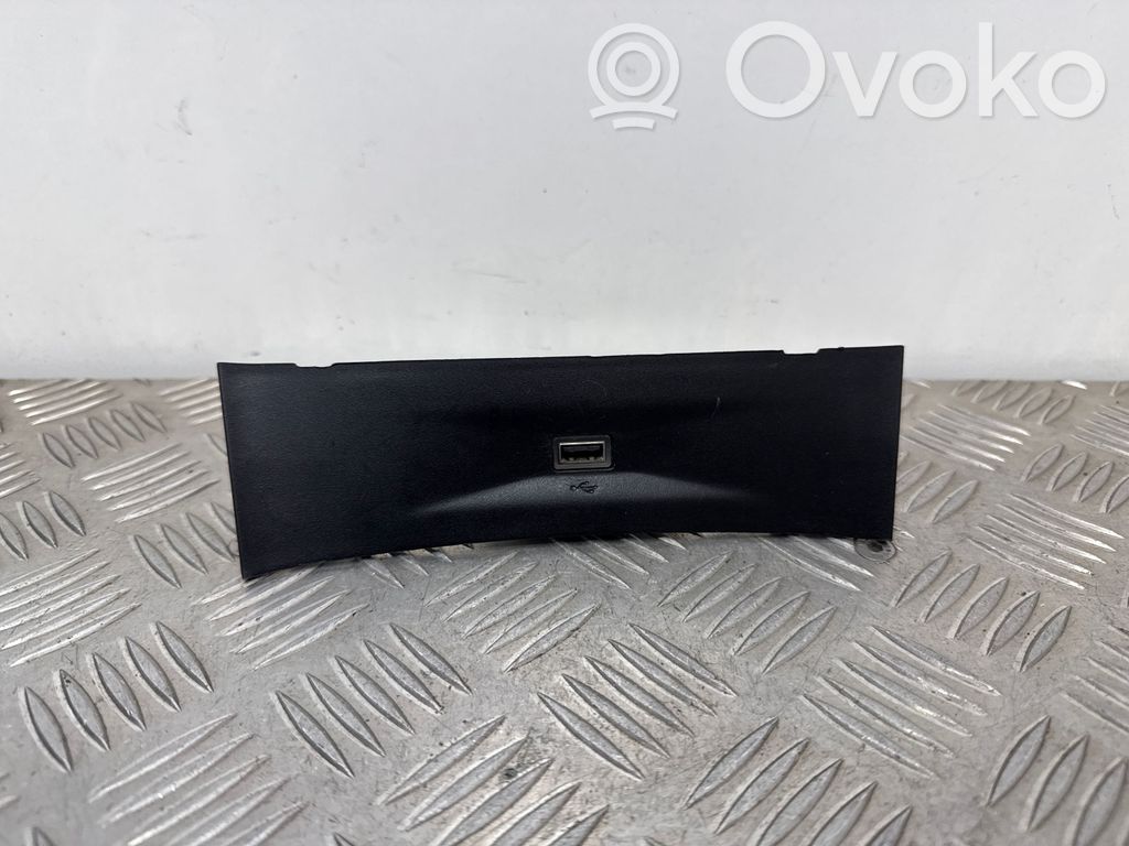 Alfa Romeo Giulia USB socket connector 