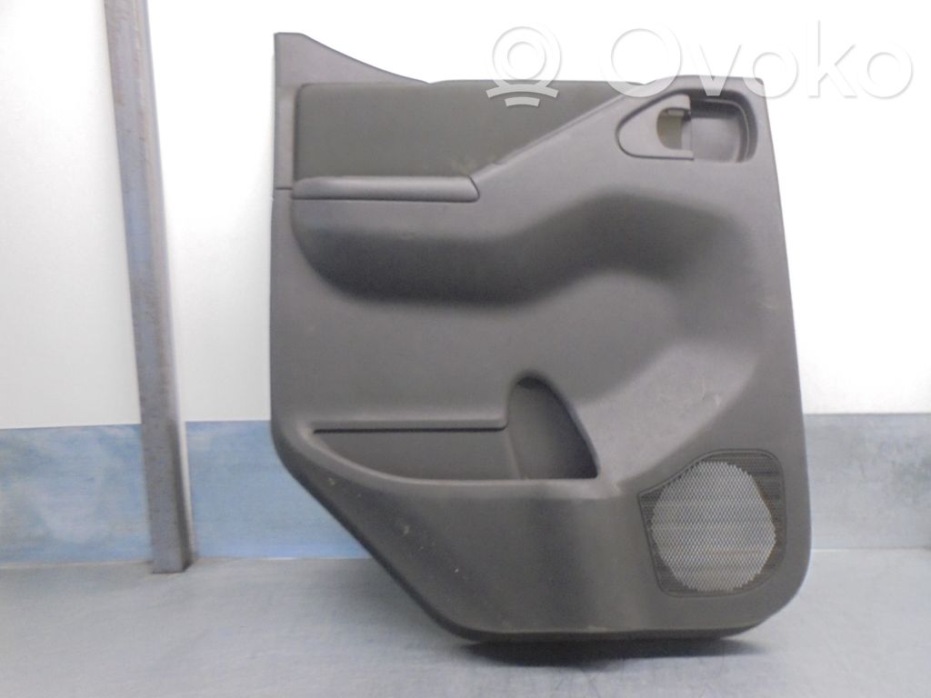 Nissan Navara Apšuvums aizmugurējām durvīm 