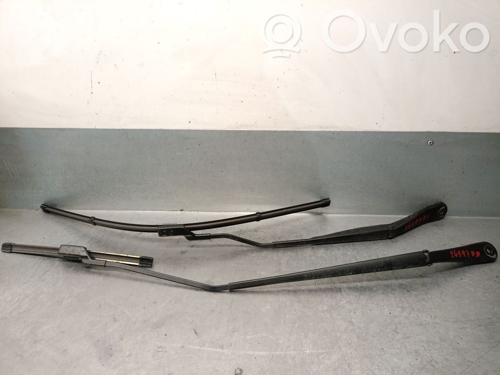 Renault Clio V Front wiper blade arm 