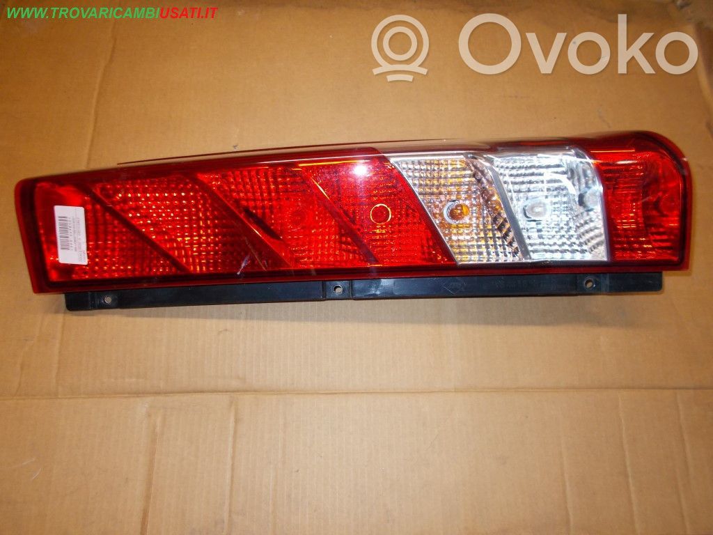 Iveco Daily 6th gen Aizmugurējais lukturis virsbūvē 