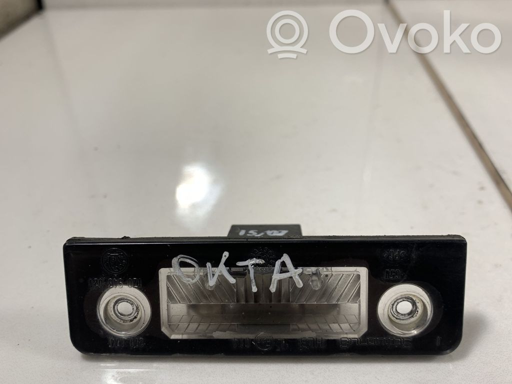 Skoda Octavia Mk2 (1Z) Lampa oświetlenia tylnej tablicy rejestracyjnej 