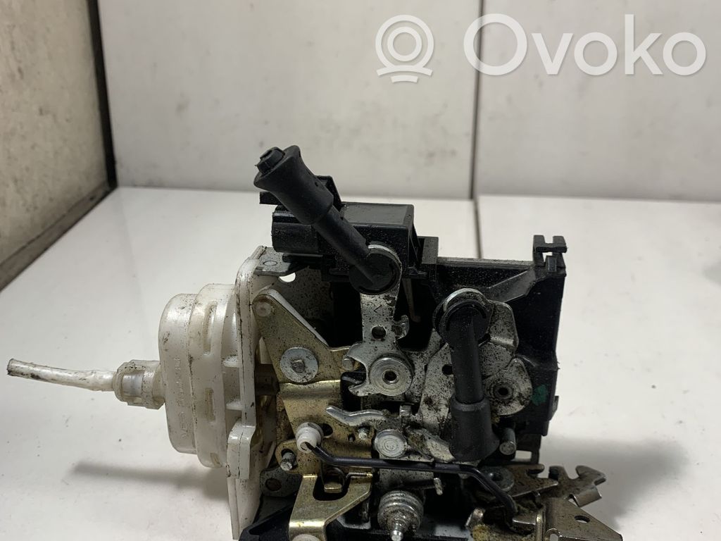 Audi A6 S6 C4 4A Takaoven lukko 
