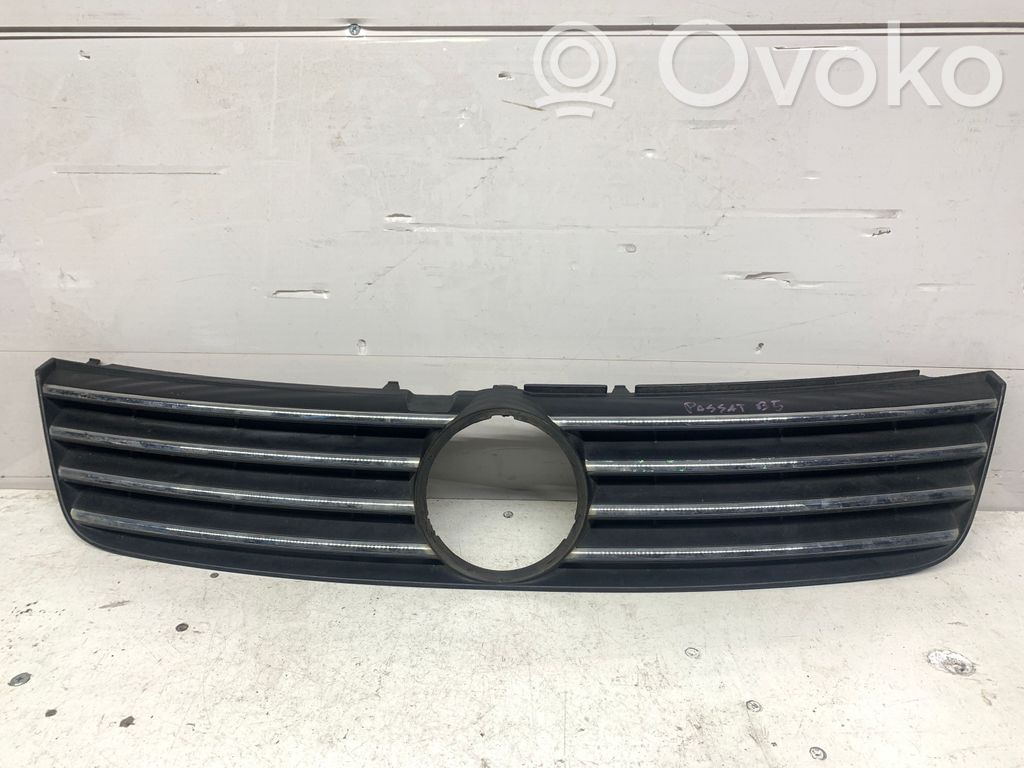 Volkswagen PASSAT B5 Etupuskurin ylempi jäähdytinsäleikkö 