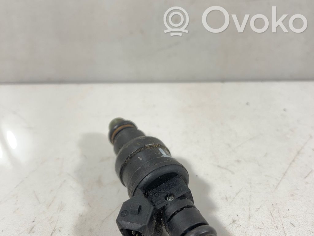 Volkswagen PASSAT B5 Inyector de combustible 