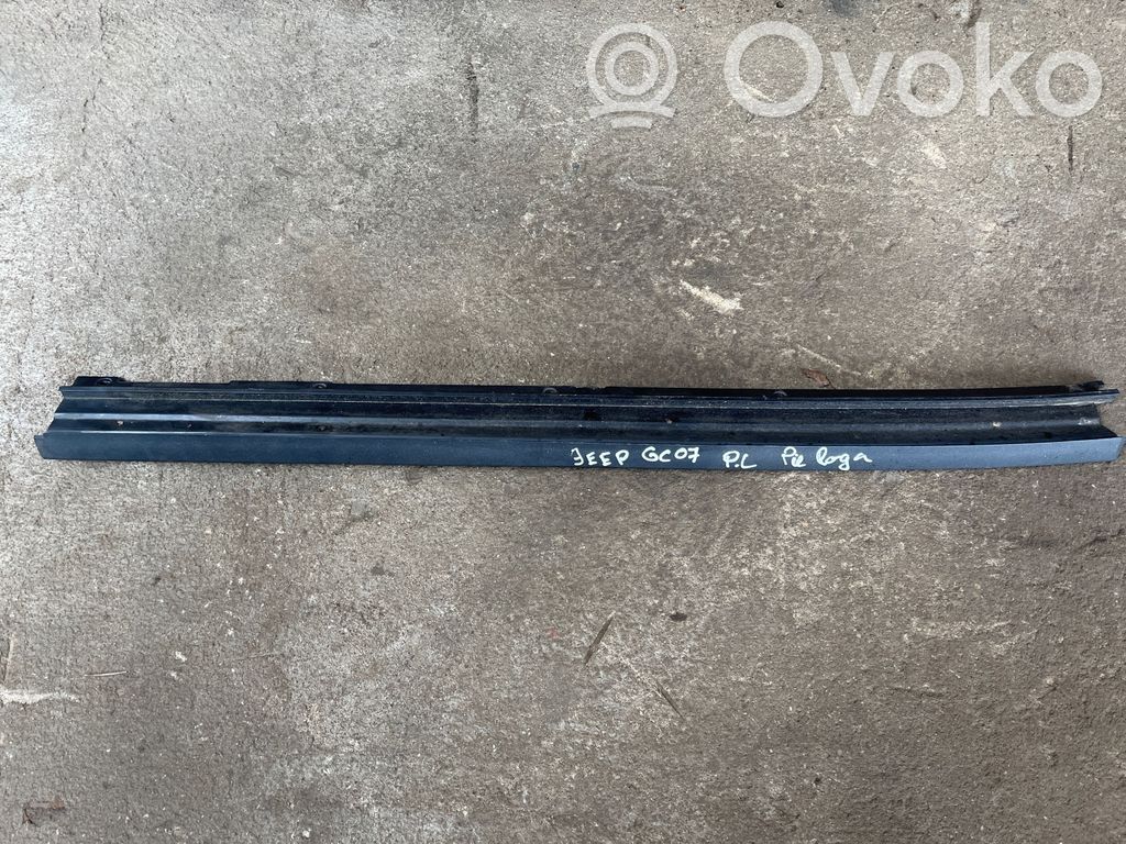 Jeep Grand Cherokee (WK) Windshield trim 
