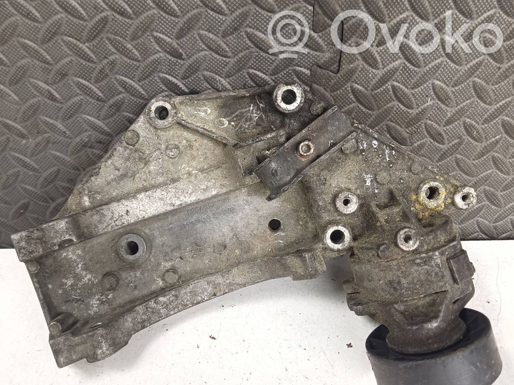 Volvo V50 Soporte del alternador 