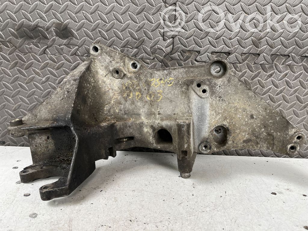 Volvo S40, V40 Generator/alternator bracket 