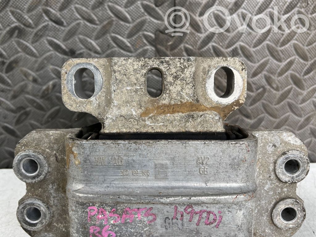 Volkswagen PASSAT B6 Engine mount bracket 