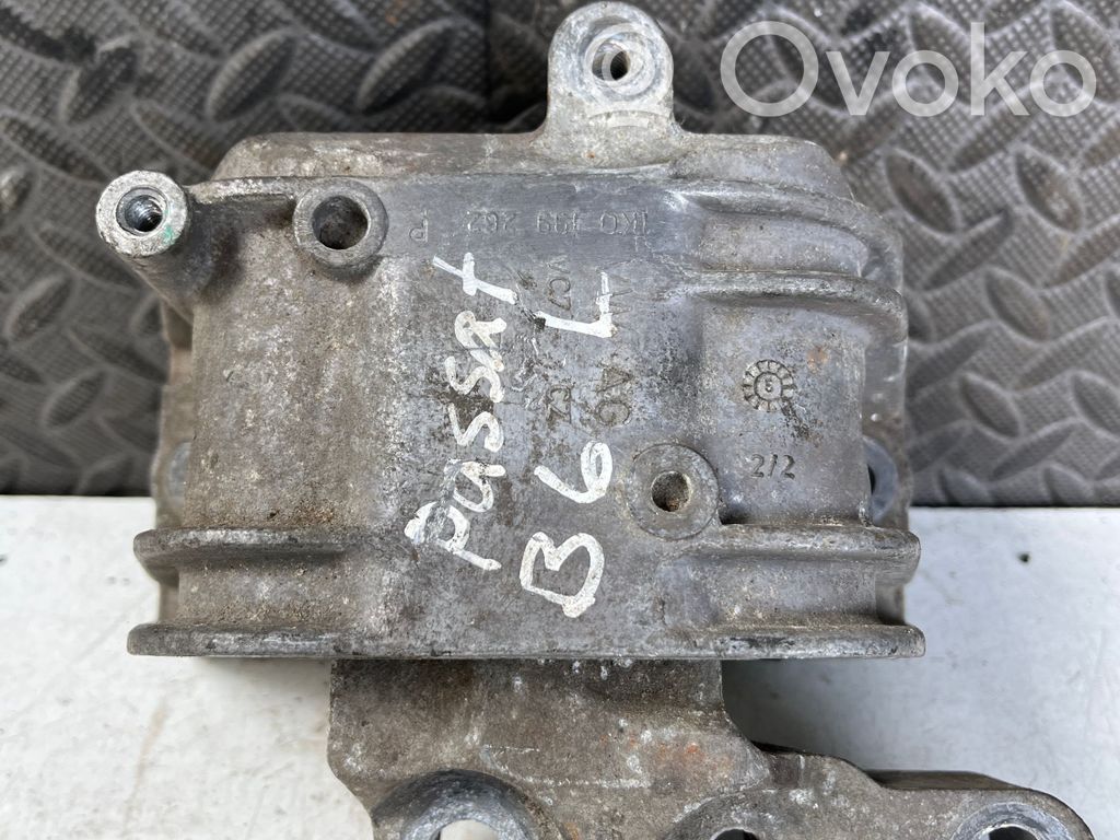 Volkswagen PASSAT B6 Engine mount bracket 
