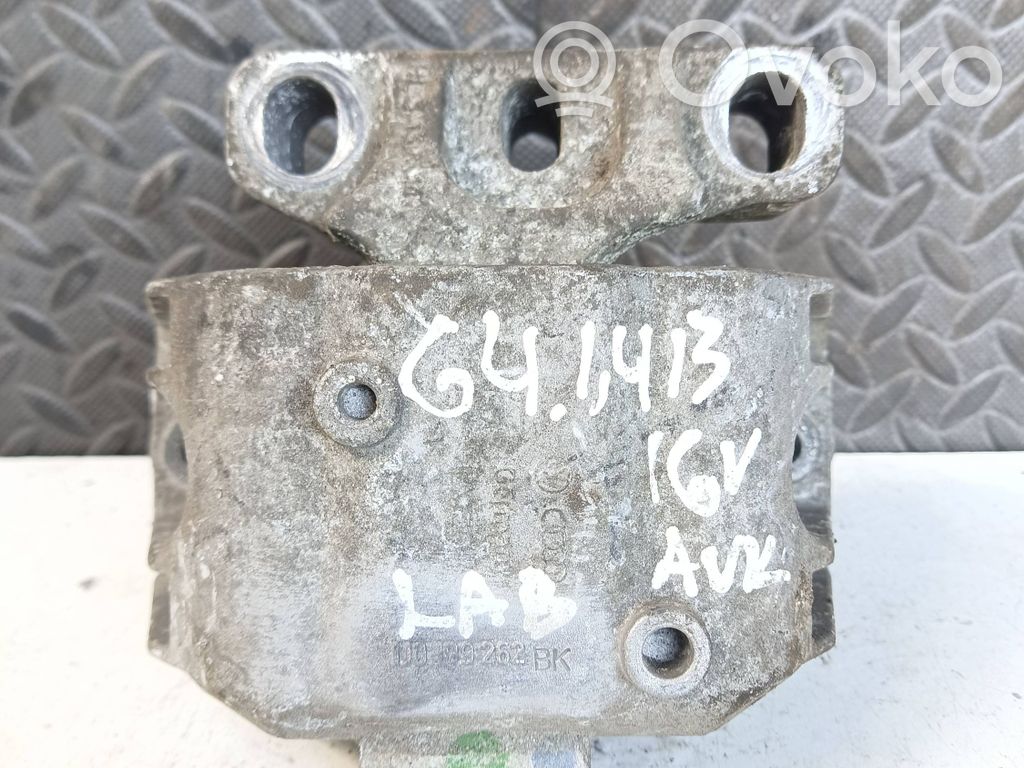 Volkswagen Golf IV Engine mount bracket 