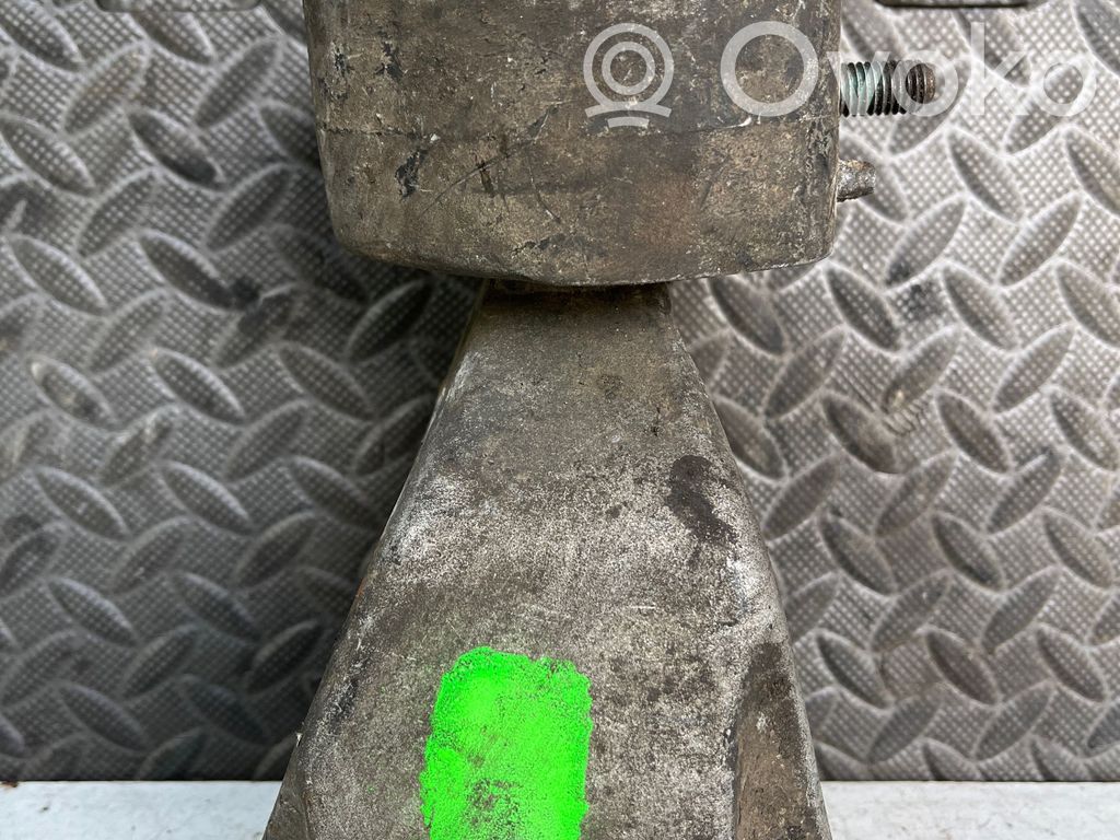 Audi A4 S4 B5 8D Engine mount bracket 
