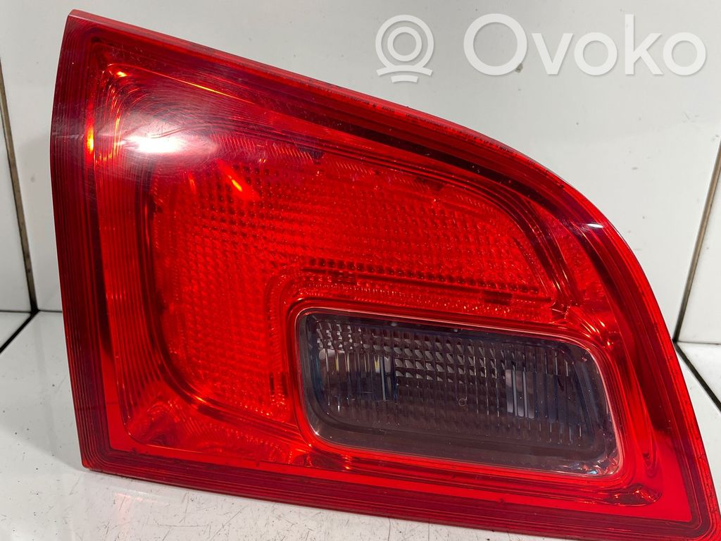 Opel Astra J Aizmugurējais lukturis pārsegā 