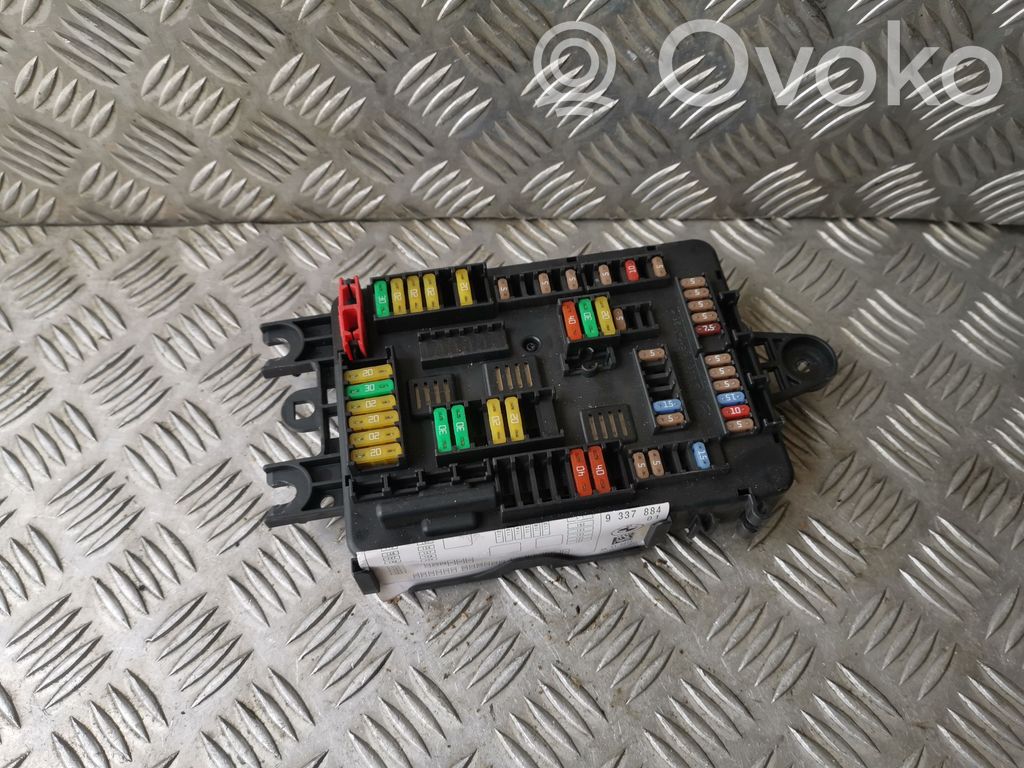 BMW 3 F30 F35 F31 Saugiklių blokas 