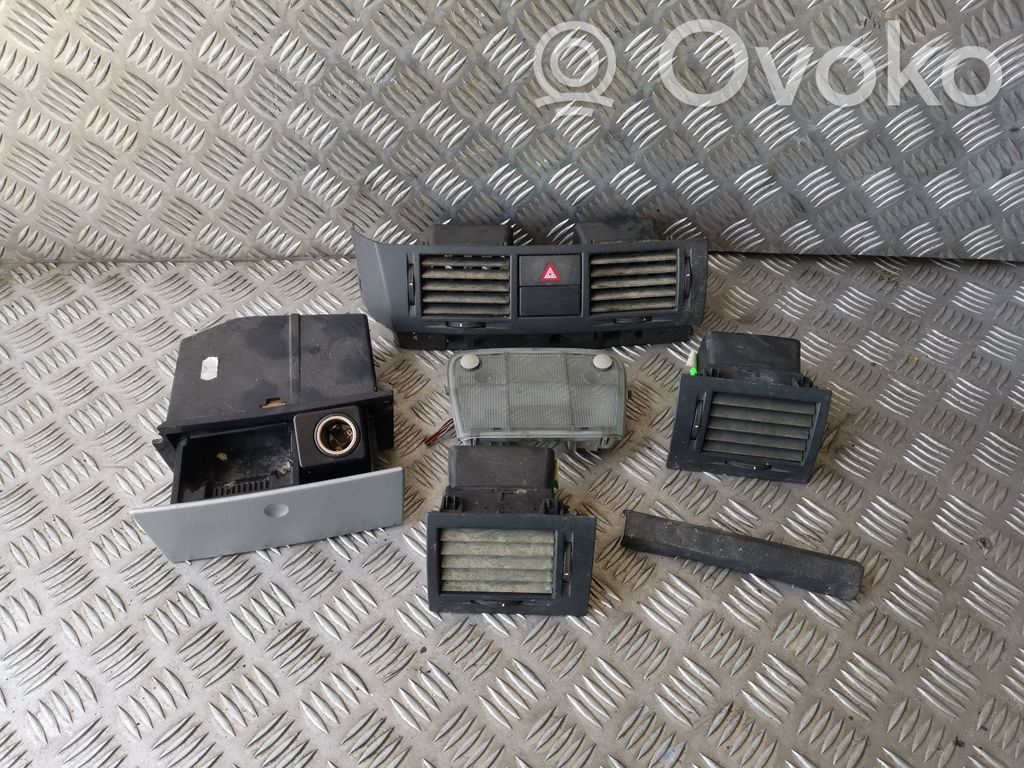 Opel Meriva A Rejilla de ventilación central del panel 