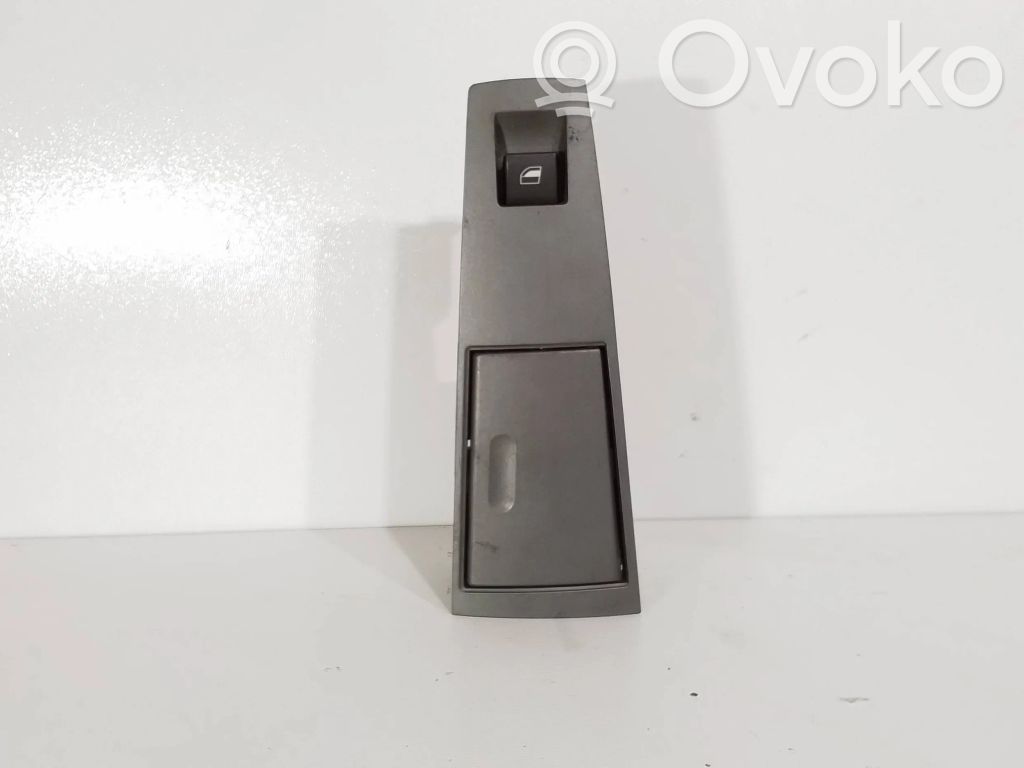 BMW 7 E65 E66 Peleninė panelėje 