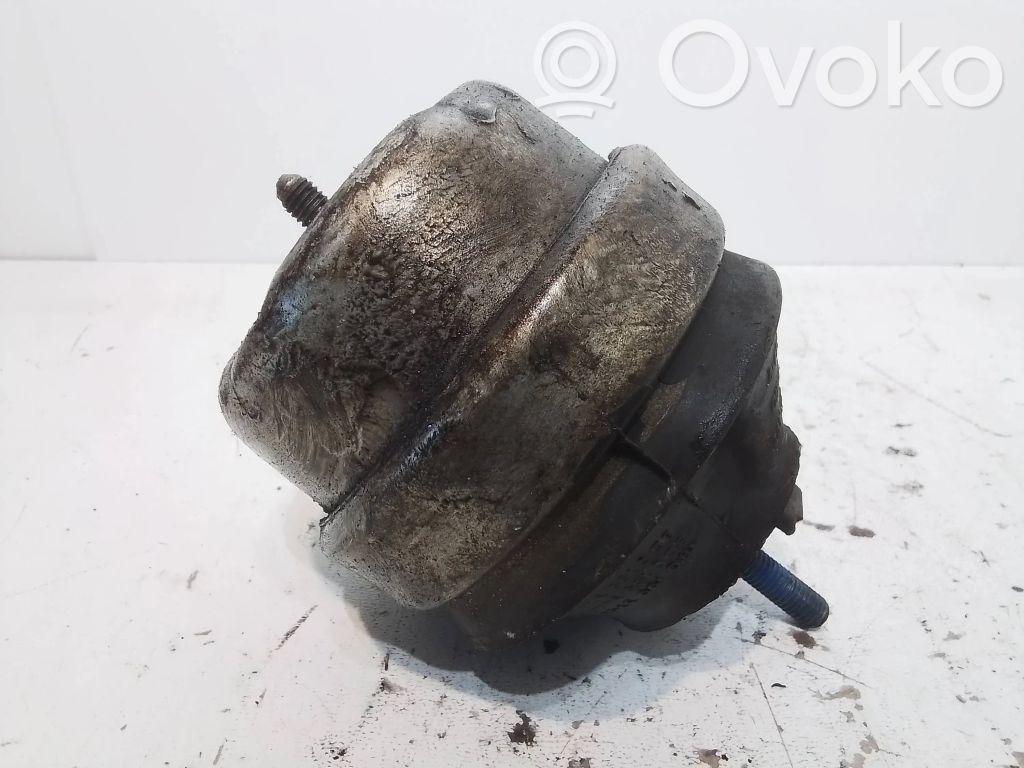 Audi A4 S4 B5 8D Engine mount bracket 
