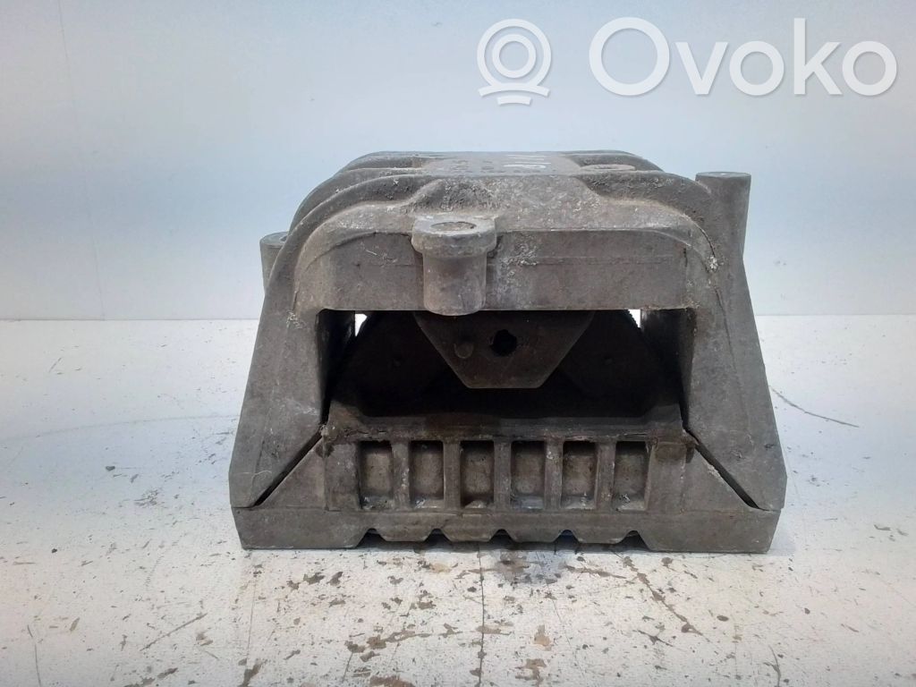 Volkswagen PASSAT B6 Engine mount bracket 