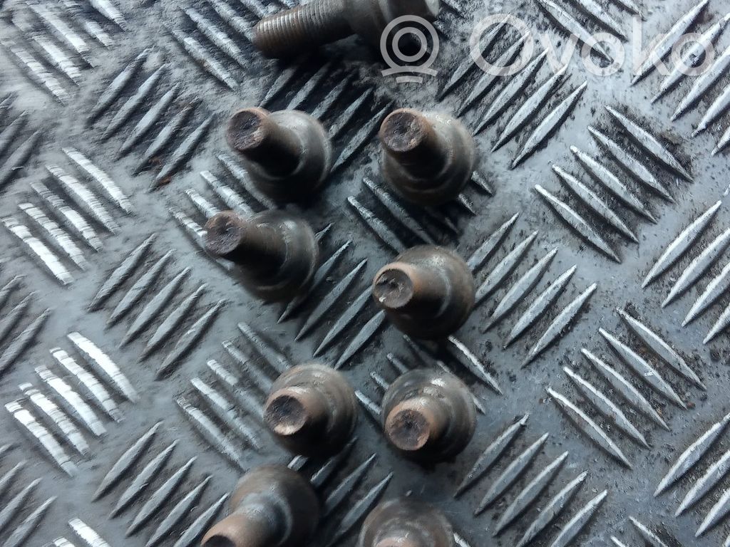 Mutterit/pultit