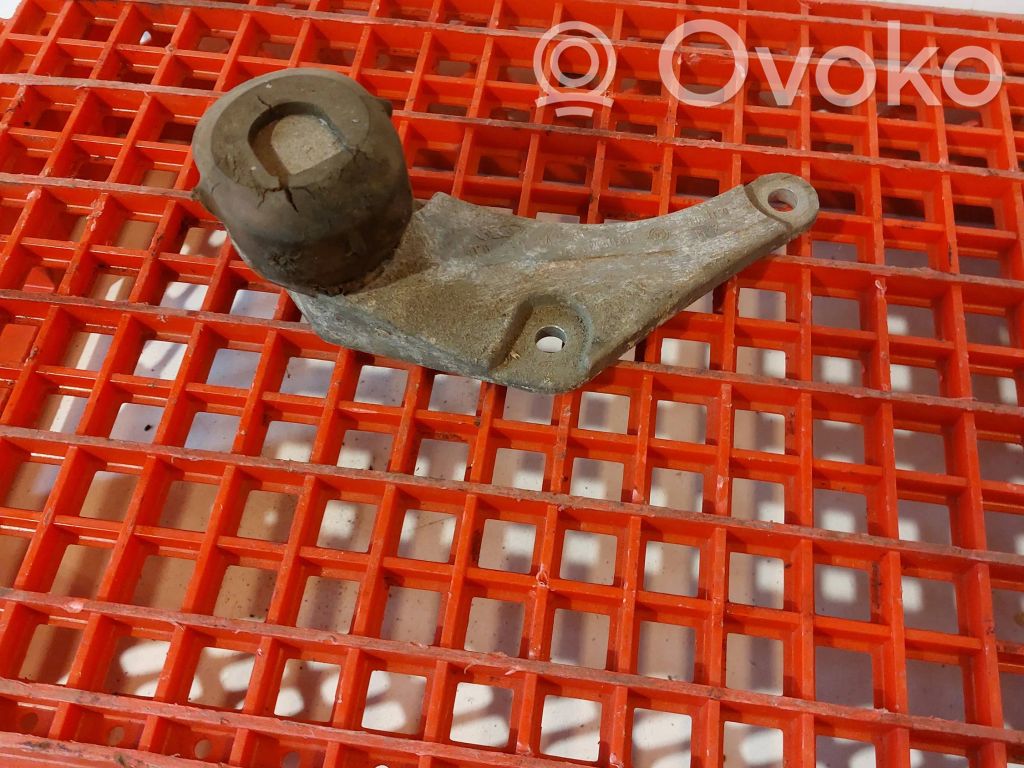 Audi A8 S8 D3 4E Engine mounting bracket 