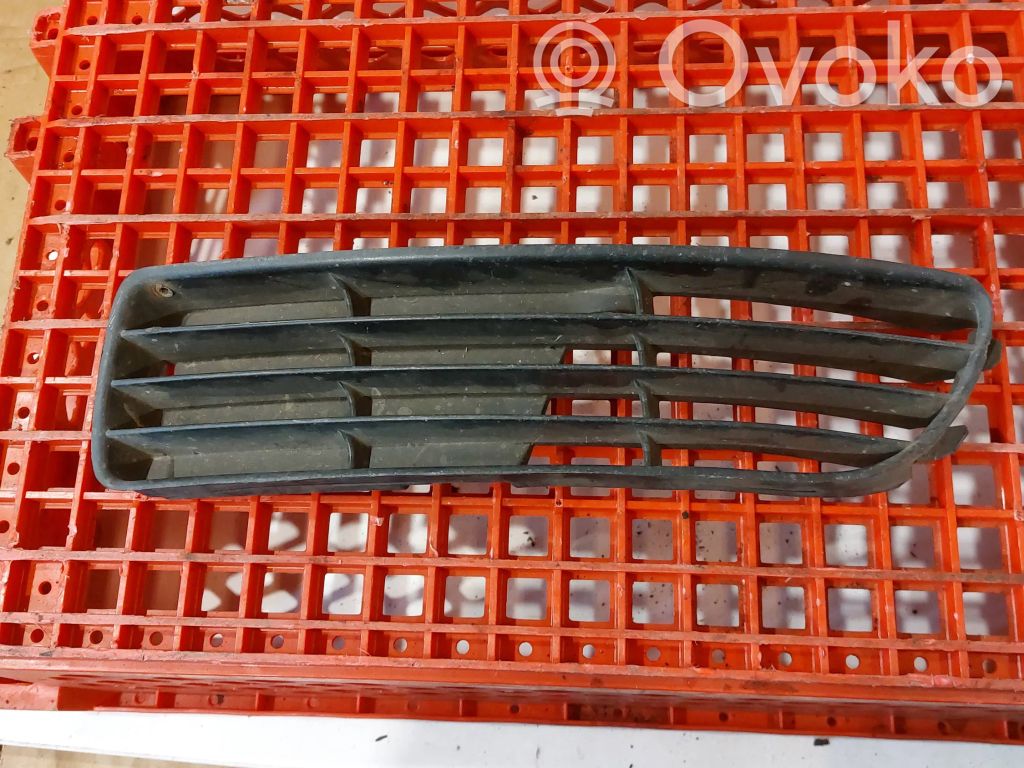 Audi A4 S4 B5 8D Rejilla inferior del parachoques delantero 