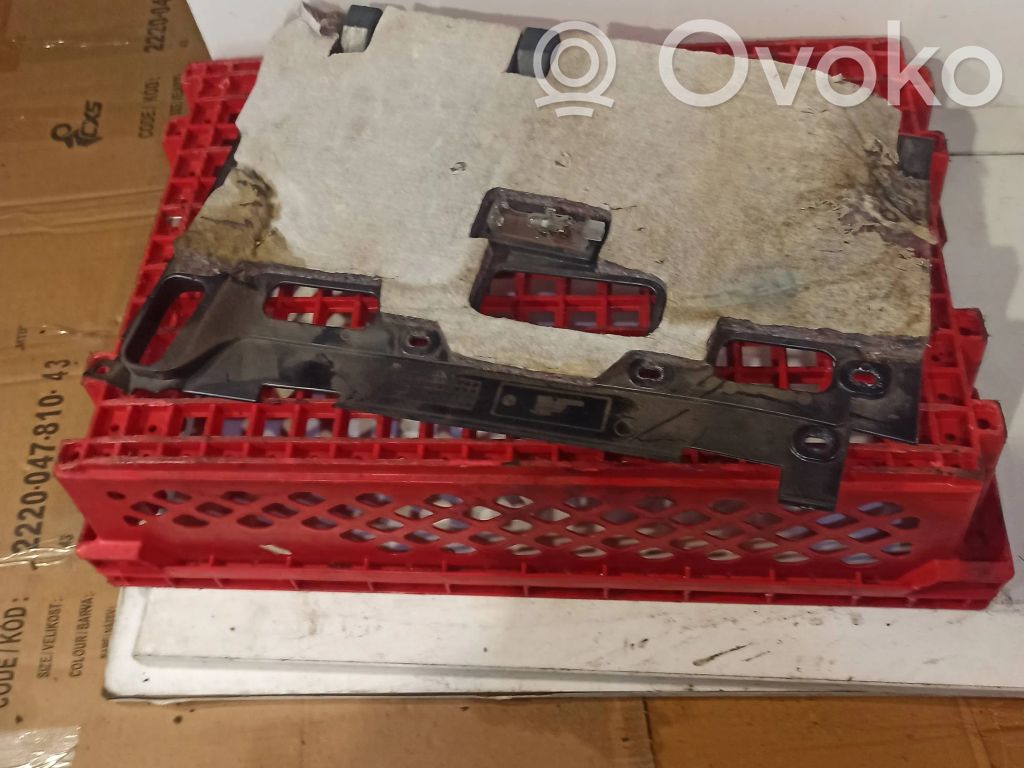 Kojelaudan alempi verhoilu   8223670,72758410