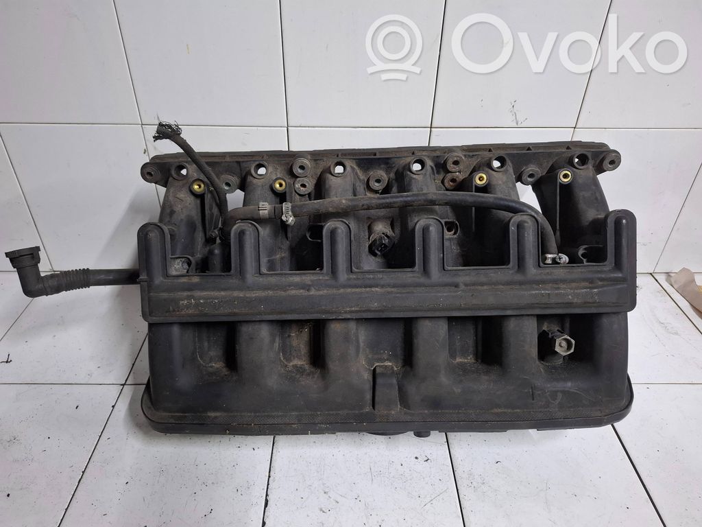 Intake manifold   1438140