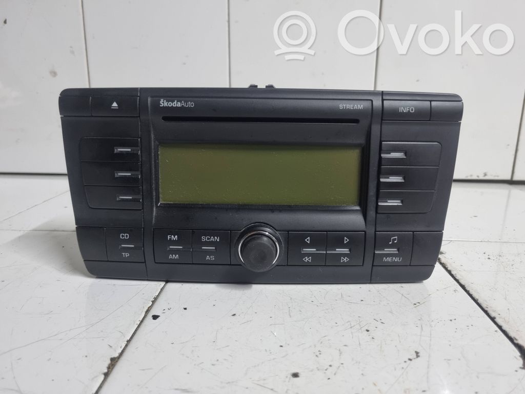 Skoda Octavia Mk2 (1Z) Panel / Radioodtwarzacz CD/DVD/GPS 