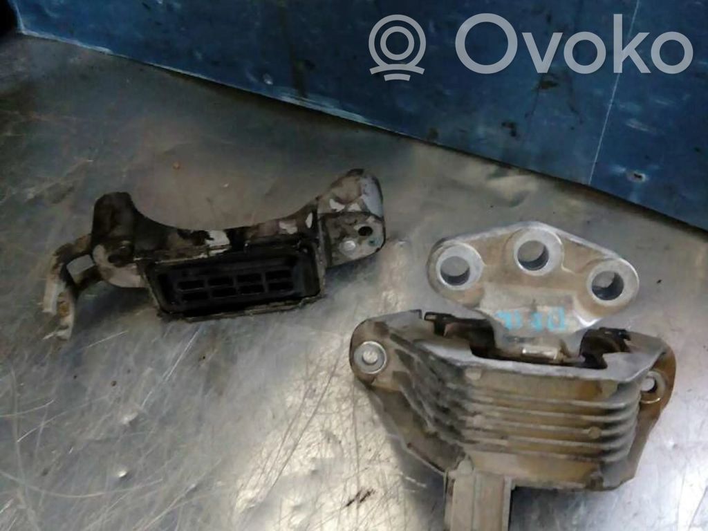 Engine mounting bracket