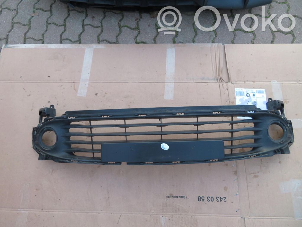 Renault Clio IV Grille calandre supérieure de pare-chocs avant 