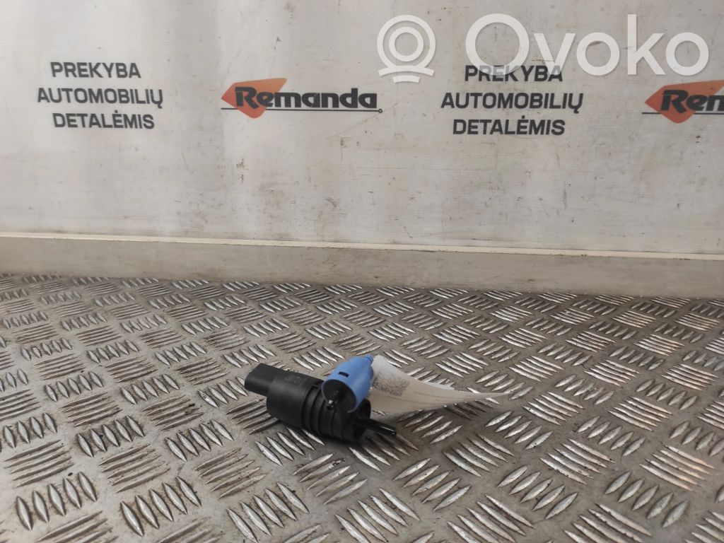 Volkswagen Tiguan Windscreen/windshield washer pump 