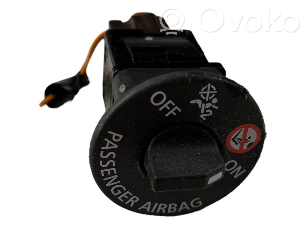 Renault Clio IV Passenger airbag on/off switch 
