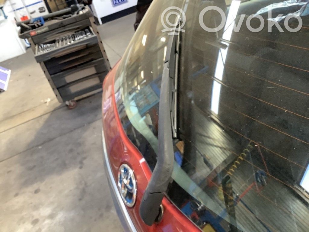 Toyota Yaris Ножка стеклоочистителя заднего стекла 