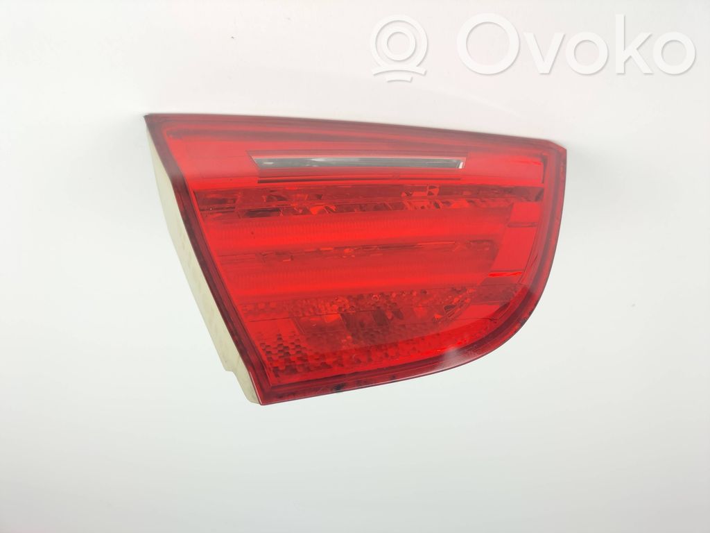 BMW 3 E90 E91 Aizmugurējais lukturis pārsegā 